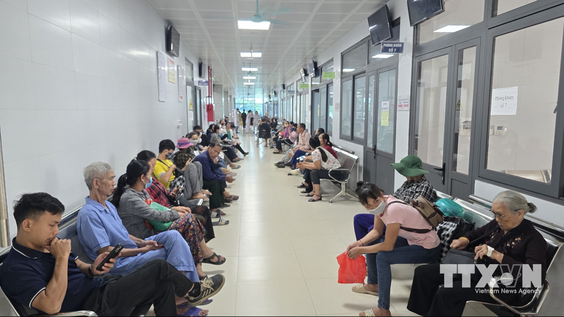 Khu vực chờ khám bệnh đông đúc nhưng trật tự. (Ảnh: Thanh Vân/TTXVN)